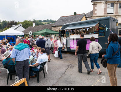 Ashburton Food & Drink Festival. Una folla di persone si riuniscono per un giorno sociale al Festival e una zona pranzo. Foto Stock