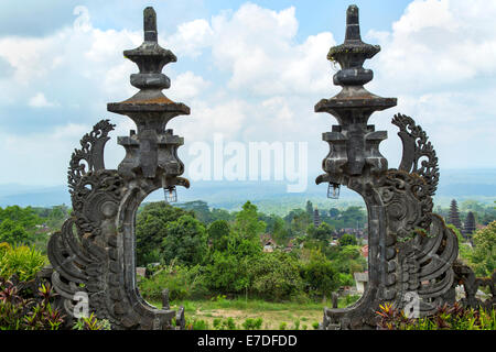 Antica porta all'interno di Besakih del tempio a Bali, in Indonesia Foto Stock