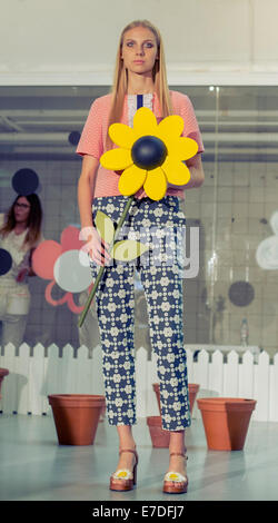 La London Fashion Week di presentazione. Orla Kiely. 2014 Foto Stock