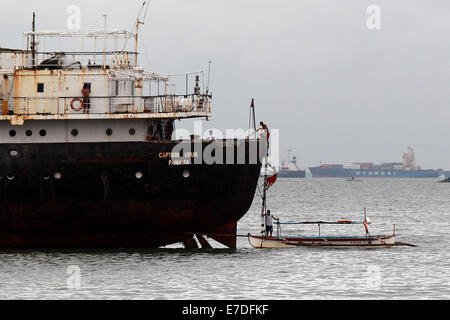 Manila, Filippine. Xv Sep, 2014. I membri dell'equipaggio di una nave da carico spazzato dal tifone Kalmaegi evacuare dalla loro nave vicino alla Baia di Manila a Manila nelle Filippine, Sett. 15, 2014. Typhoon Kalmaegi (nome locale Luis) realizzato un approdo nel Nord Filippine Domenica pomeriggio e si prevede di rimanere nel paese fino a martedì, lo stato meteo detta agenzia. Credito: Rouelle Umali/Xinhua/Alamy Live News Foto Stock