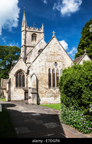 Un tipico paese di lingua inglese chiesa nel villaggio Costwold di Castle Combe nel Wiltshire. Foto Stock