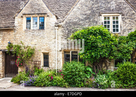 Un grazioso cottage in pietra nel villaggio Costwold di Castle Combe nel Wiltshire. Foto Stock