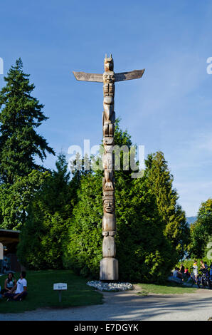 Rose Cole Yelton memorial totem pole di Stanley Park, Vancouver, Canada. Una nazione Squamish carving nativo. Foto Stock