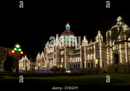 Victoria, BC, Canada parlamento provinciale edifici con le luci di Natale di notte. Capitale provinciale sull'Isola di Vancouver. Victoria British Columbia Foto Stock