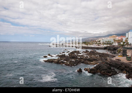 Spiaggia rocciosa sull'isola di Tenerife, in Puerto del Carmen Foto Stock