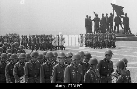 I militari di leva del GDR Nazionale dell Esercito del popolo sono giurato presso il monumento al fascista ex campo di concentramento (KZ) Buchenwald nei pressi di Weimar non datato dal 1978. Foto: Dieter Demme - Nessun servizio di filo- Foto Stock