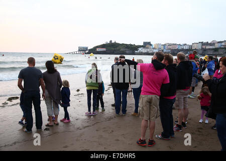 Tenby, Pembrokeshire, Wales, Regno Unito. Xiv Sep, 2014. Gli spettatori a guardare i nuotatori questa mattina durante 2.4 miglio nuotare lungo la spiaggia Nord, Tenby, Pembrokeshire, durante l annuale Ironmale Galles la concorrenza. L'evento iniziato alle 7 del mattino. La manifestazione include 112 miglio corso ciclo intorno Pembrokeshire e a 26 miglia di corsa. Credito: Andrew Bartlett/Alamy Live News Foto Stock