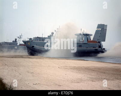 Un'Aist-classe assalto grande hovercraft, noto anche come Dzheyran-classe, della flotta sovietica del Baltico conduce una operazione di sbarco durante il giunto esercitazione militare Waffenbruederschaft 80 (Brothers in Arms 80). Waffenbruederschaft 80 era un esercizio militare da parte delle forze armate del Patto di Varsavia che ha avuto luogo nella RDT nel settembre 1980. 40.000 truppe in totale da tutti i rami delle forze armate della Polonia, Ungheria, Cecoslovacchia, la Romania e la Bulgaria e la SSSR ha preso parte nell'esercizio. Foto: Eberhard Kloeppel - Nessun servizio di filo- Foto Stock