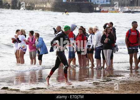 Tenby, Pembrokeshire, Wales, Regno Unito, 14 settembre, 2014. Tenby, Pembrokeshire, Wales, Regno Unito, 14 settembre, 2014. Nuotatori questa mattina durante 2.4 miglio nuotare lungo la spiaggia Nord, Tenby, Pembrokeshire, durante l annuale Ironmale Galles la concorrenza. L'evento iniziato alle 7 del mattino. La manifestazione include 112 miglio corso ciclo intorno Pembrokeshire e a 26 miglia di corsa. © Andrew Bartlett/Alamy Live News Credito: Andrew Bartlett/Alamy Live News Foto Stock