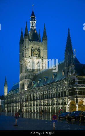 Ypres, Belgio, il panno Hall presso il Grote Markt. Foto Stock