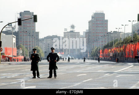 Due ufficiali della polizia stand su Karl-Marx-Allee, dove l'ultimo a livello nazionale Esercito del popolo parata militare ha avuto luogo in occasione dell'anniversario della fondazione della Repubblica democratica tedesca a Berlino est, 07 ottobre 1989. Foto: Guenter Gueffroy Foto Stock