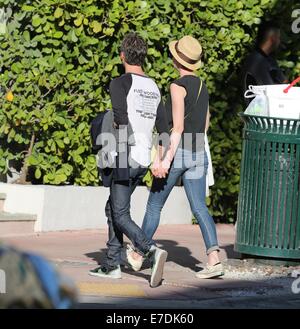 Anne Hathaway indossa un Ramones t-shirt mentre il marito Adam Shulman featured indossando un Fleetwood Mac top mentre fuori e circa a piedi attorno a South Beach dopo pranzo dotata di: Anne Hathaway,Adam Shulman dove: Miami Beach, Florida, Stati Uniti quando: 09 Mar 2014 Foto Stock