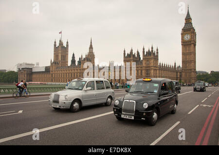 Londra taxi sul Westminster Bridge sotto il Big Ben e la Casa del Parlamento Foto Stock