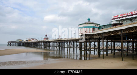 North Pier a bassa marea, in Blackpool Lancashire Foto Stock