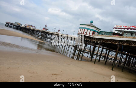 North Pier a bassa marea, in Blackpool Lancashire Foto Stock