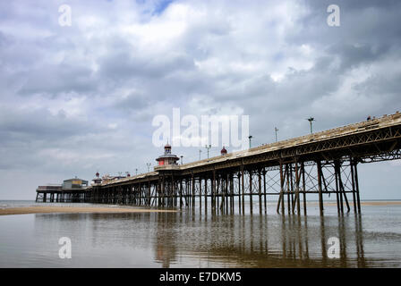 North Pier a bassa marea, in Blackpool Lancashire Foto Stock