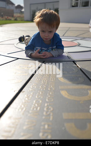 Ragazzo che guarda al memoriale di RAF sul terreno presso il restaurato in stile art déco degli anni 30 WWII West Malling Airfield torre di controllo Foto Stock