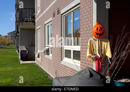 Costume di Halloween con zucca intagliata Smiley face fuori casa, Fort McMurray, Alberta, Canada