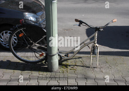 Noleggio incatenato ad un lampost a Berlino Foto Stock