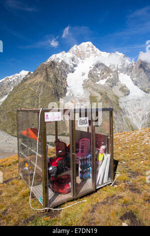 Un riparo di emergenza sopra il Vallon de la lex Blanche in Italia, al di sotto di Mont Blanc. Foto Stock