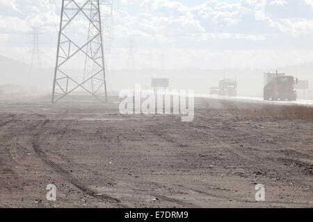 Autocarri pesanti su strada polverosa, Fort McMurray, Alberta, Canada Foto Stock