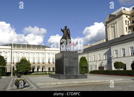 La Polonia. Varsavia. Palazzo presidenziale da Chrystian Piotr Aigner e la statua equestre del principe Jozef Poniatowski (1763-1813). Foto Stock