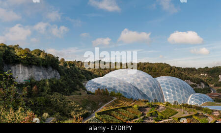 The Eden Project, Cornwall, Regno Unito. L'enorme 'biomes' rivestito in materiale plastico ETFE, situato in una fossa argillosa cina ri-reclamata vicino St Austell Foto Stock