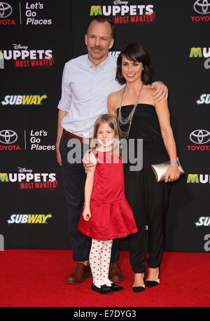 Los Angeles Premiere di Disney's 'Muppets Most Wanted" tenutasi presso l'El Capitan - tappeto rosso arrivi con: Constance Zimmer,Russ Lamoureux,Colette Zoe Lamoureux dove: Hollywood, California, Stati Uniti quando: 11 Mar 2014 Foto Stock