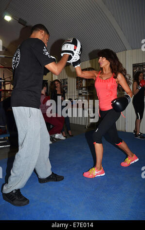 Photocall fo boxer, David 'L' Hayemaker Haye insieme con il suo allenatore Ruben Tabares in associazione con Pietro Marcasciano ha lanciato la terza di una serie di nuove elite training e campi di condizionamento a sua Hayemaker palestra a Lambeth con: Lizzie Cun Foto Stock