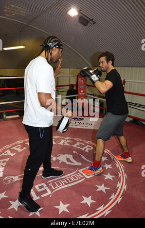 Photocall fo boxer, David 'L' Hayemaker Haye insieme con il suo allenatore Ruben Tabares in associazione con Pietro Marcasciano ha lanciato la terza di una serie di nuove elite training e campi di condizionamento a sua Hayemaker palestra a Lambeth dotate: David Haye Foto Stock