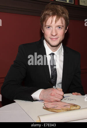 Le stelle di Broadway Pippin ricevono i loro ritratti in sardi del ristorante. Dotato di: Matthew James Thomas dove: New York New York, Stati Uniti quando: 11 Mar 2014 Foto Stock