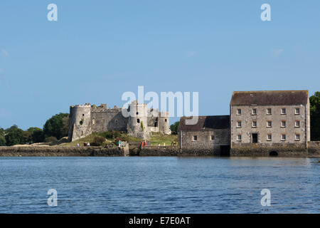 La 19c tidal mill a Carew Castle, Pembrokeshire, Wales, Regno Unito. È stato alimentato da acqua di marea memorizzati dietro ad una diga Foto Stock