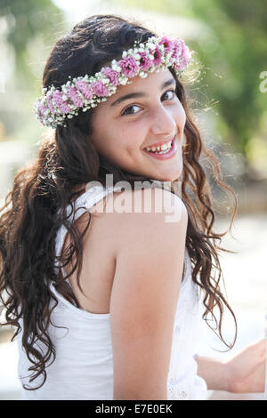 Giovani teen sorridente con fiori nei capelli Foto Stock