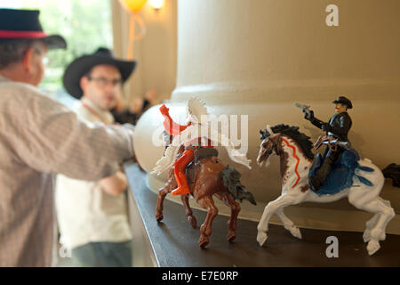 Modelli in plastica di cowboy e Indiani Nativi a cavallo in bar, Calgary, Alberta, Canada Foto Stock