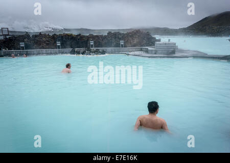 BLUE LAGOON, Islanda - 26 agosto 2014: persone la balneazione in laguna blu, un bagno geotermico resort in Islanda, Reykiavik Foto Stock