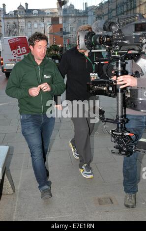 Ex Liverpool FC scontrino Robbie Fowler spotted riprese per un Carlsberg #Allthegreats promozione al di fuori Il Gaiety Theatre. Comedienne Hilary Rose è stato anche macchiato funzionante a filmatura con: Robbie Fowler dove: Dublino, Irlanda quando: 12 Mar 2014 Foto Stock