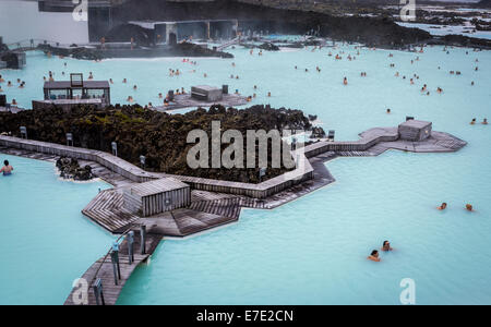 BLUE LAGOON, Islanda - 26 agosto 2014: persone la balneazione in laguna blu, un bagno geotermico resort in Islanda, Reykiavik Foto Stock