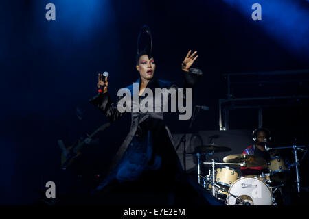 Grace Jones effettua presso il Festival di Blackheath di Londra per migliaia di persone. Foto Stock