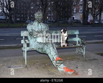 Patrick Kavanagh statua e canal bank sede sul Canal Grande è stato rovinato da un vandalo che spray-verniciato i piedi dell'iconico poeta irlandese rosso. Il famoso punto di riferimento di Dublino è stata svelata dal Presidente Mary Robinson nel 1991, ispirata dal suo poema "Line Foto Stock