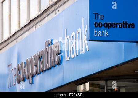 Segno ramo esterno della Banca Coop a Blackpool, Lancashire Foto Stock