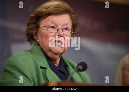 Noi Senatore democratico Barbara Mikulski durante una conferenza stampa invitando i repubblicani a sostegno della parità di retribuzione per le donne, 10 settembre 2014 a Washington, DC. Foto Stock