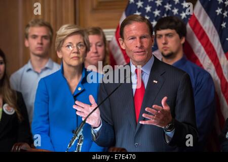 Noi Senatore democratico Richard Blumenthal e altri nel corso di una conferenza stampa per sostenere il loro programma per un giusto colpo a ottenendo il college senza essere schiacciati dai debiti Settembre 9, 2014 a Washington, DC. Foto Stock