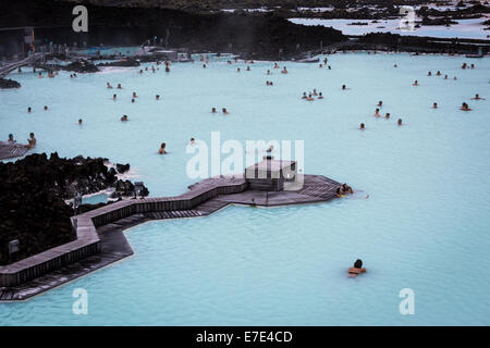 BLUE LAGOON, Islanda - 26 agosto 2014: persone la balneazione in laguna blu, un bagno geotermico resort in Islanda, Reykiavik Foto Stock