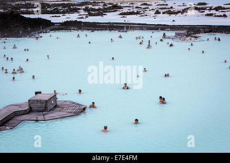 BLUE LAGOON, Islanda - 26 agosto 2014: persone la balneazione in laguna blu, un bagno geotermico resort in Islanda, Reykiavik Foto Stock