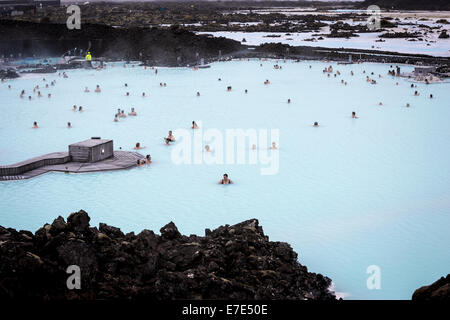 BLUE LAGOON, Islanda - 26 agosto 2014: persone la balneazione in laguna blu, un bagno geotermico resort in Islanda, Reykiavik Foto Stock