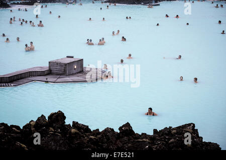 BLUE LAGOON, Islanda - 26 agosto 2014: persone la balneazione in laguna blu, un bagno geotermico resort in Islanda, Reykiavik Foto Stock