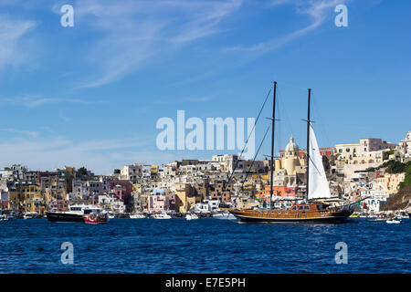 Procida, coloratissima isola nel mare Mediterraneo, Napoli, Italia. Barca a vela in primo piano Foto Stock