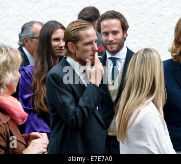 Tutzingen, Germania. Xiii Sep, 2014. Andrea Casiraghi (C) e sua moglie Tatiana Santo Domingo (2a L, retro)frequentare il matrimonio di Maria Theresia von Thurn und Taxis e Hugo Wilson presso la chiesa di San Giuseppe in Tutzingen, Germania, 13 settembre 2014. Foto: Angelika Warmuth/dpa/Alamy Live News Foto Stock