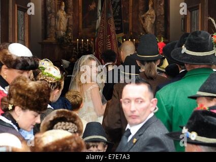 Tutzingen, Germania. Xiii Sep, 2014. La principessa Maria Theresia von Thurn und Taxis (C) è accompagnato dal fratello Albert al matrimonio altare presso la chiesa di San Giuseppe in Tutzingen, Germania, 13 settembre 2014. Foto: Angelika Warmuth/dpa/Alamy Live News Foto Stock