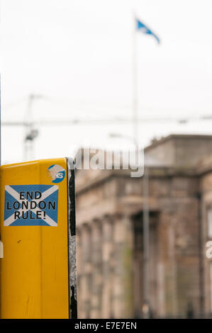 Gli adesivi che si trovano su un lampost a Glasgow per un voto a favore in scozzese referendum di indipendenza Foto Stock